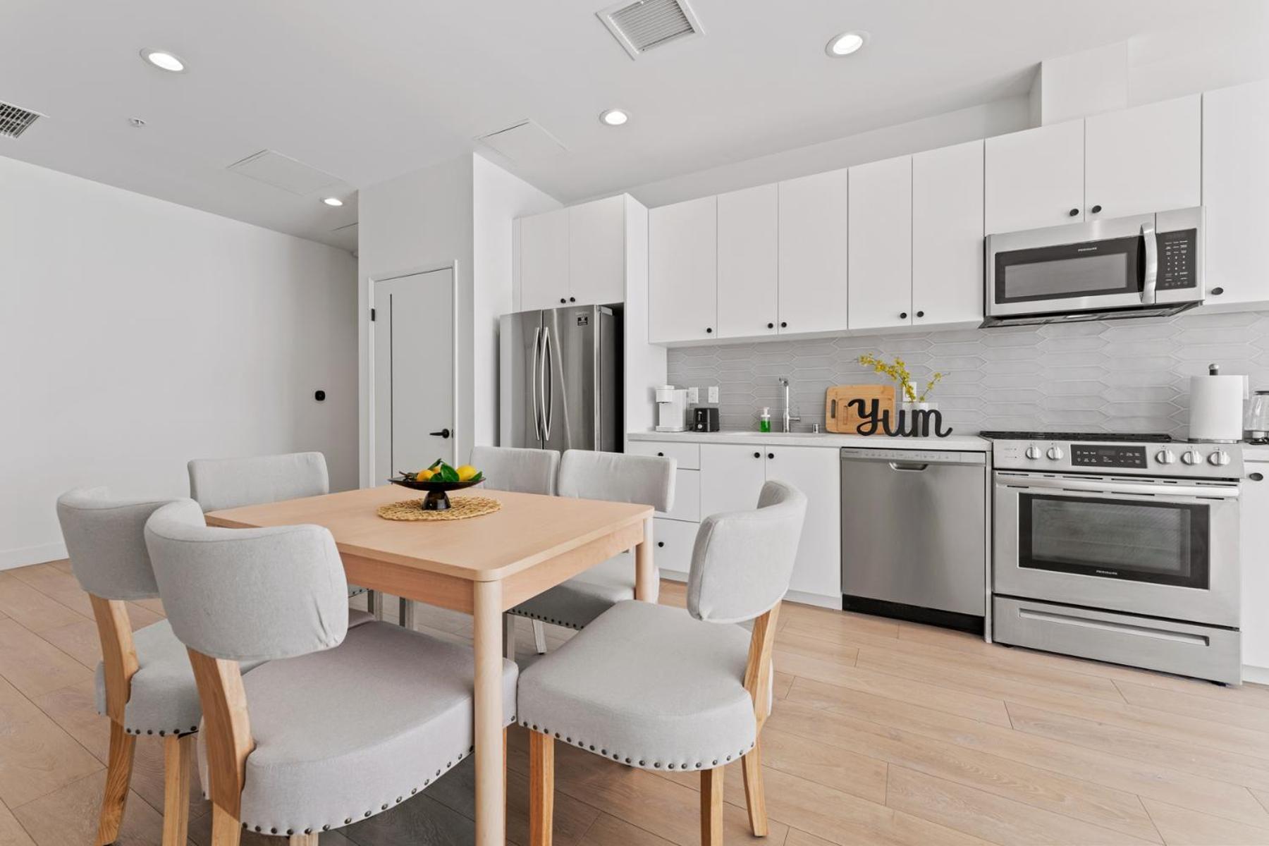 Stylish Westwood - Steps From Ucla-2 Bedroom 2 Bath Los Angeles