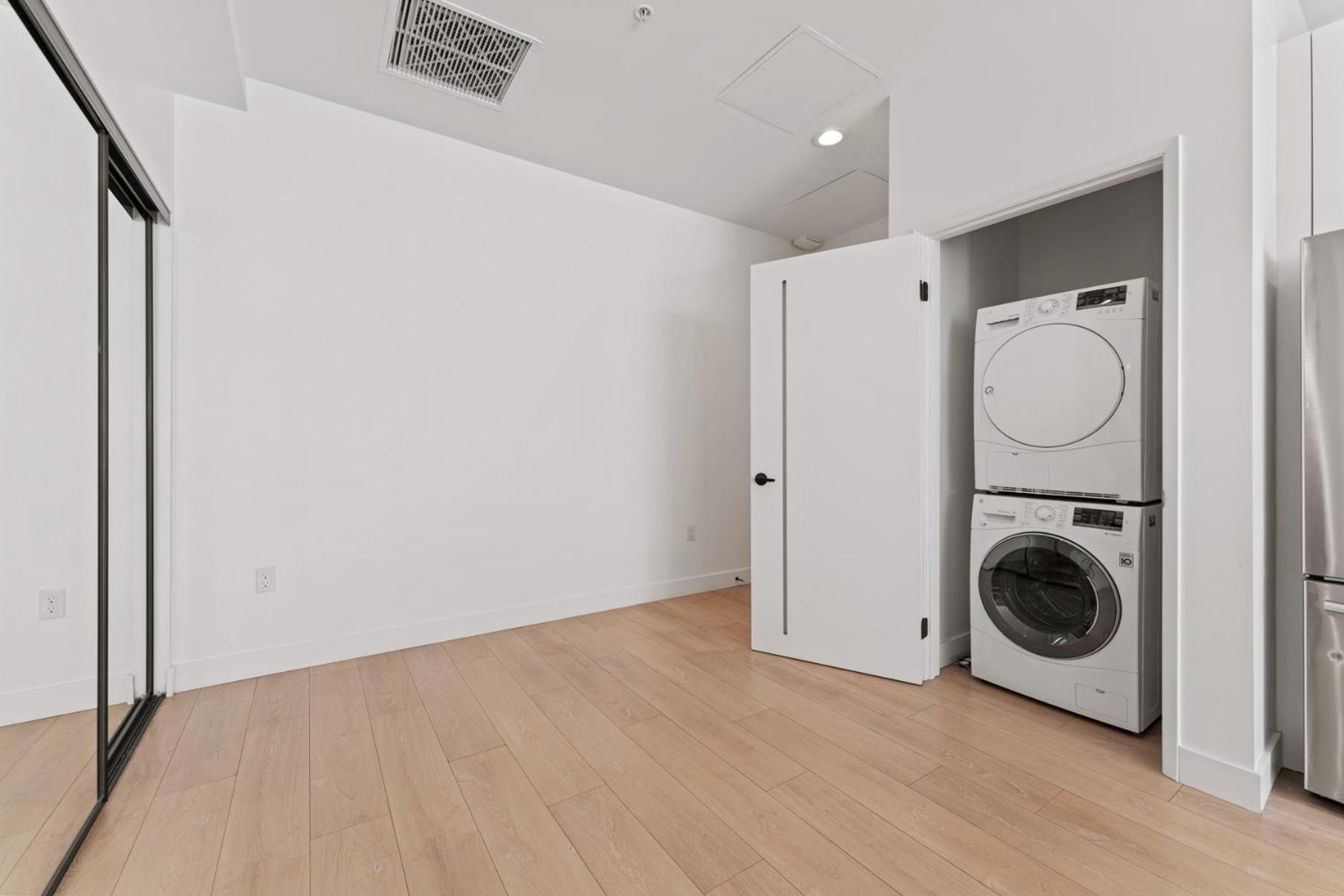 Stylish Westwood - Steps From Ucla-2 Bedroom 2 Bath *
